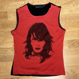 Rock GF tröja  - En as cool gammal kappahl tröja med ett meshlager där det finns ett coolt tryck på! Väldigt rockigt och coolt