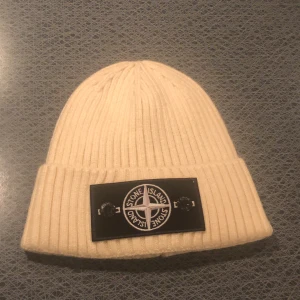 Stone island mössa vit - Skitsnygg typ creme vit färgad Stone island mössa, skick 9/10 lite använd🤩