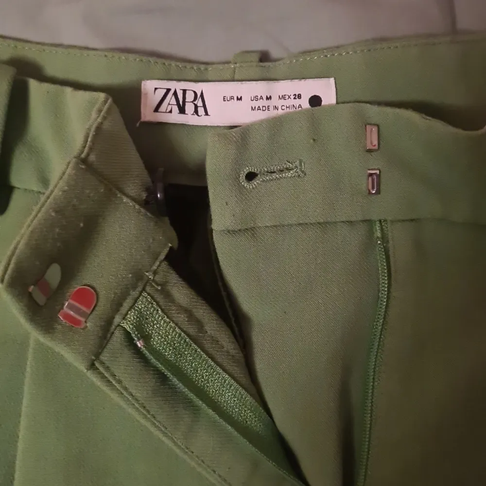 Gröna zara byxor. Storlek M och high-waisted. Jag kan inte skicka paket :/ men om due intresserad kan vi träffas i tc.. Jeans & Byxor.