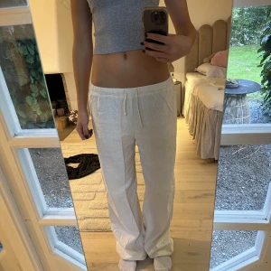 Lågmidjade linnebyxor  - Säljer mina jätte fina lågmidjade linne byxor från Pull&bear. Sparsamt använda och i väldigt bra skick. Går även att vika ner om man vill ha de ännu lägre. Priset kan diskuteras💗Köparen står för frakten