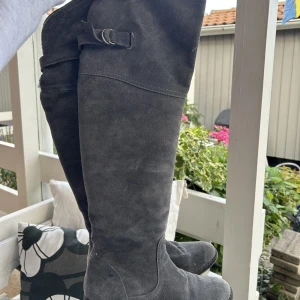 Grå stövlar - Grå sammet boots i storlek 38