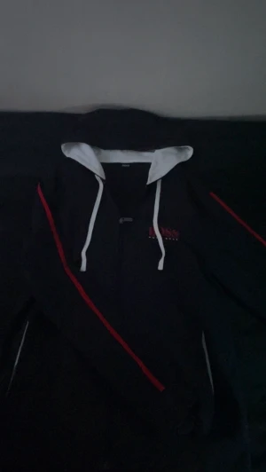 Hugo Boss dark blue zip  - Bra skick, inte använts mycket 