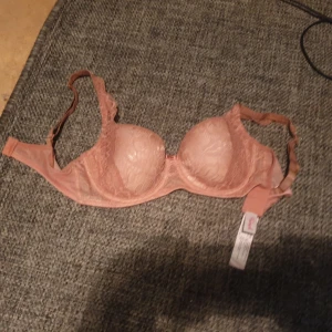 Triumph - Bh i toppenskick :) kvalitetsmärke! Rosa-aprikos färg  Köpt här på Plick, men satt tyvärr inte så bra på mig