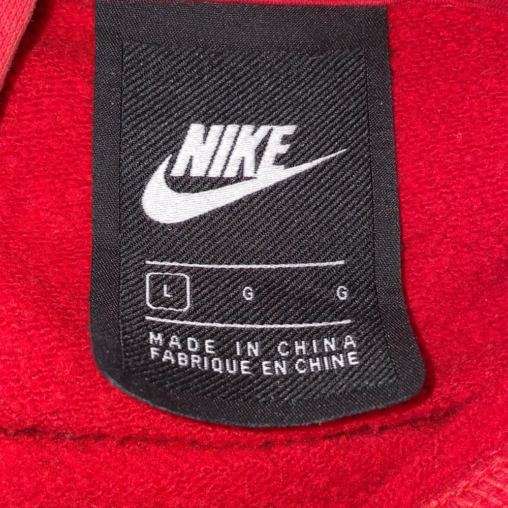 Säljer en röd Nike hoodie som inte används längre. Helhetsintrycket är bra men den har en oljefläck på fickan som man egentligen inte tänker på men som finns där. Annars inget slitage . Hoodies.