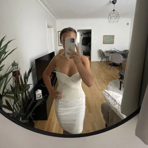 Korsett - Vit korsett, nyskick, inga defekter, säljer för 100kr.