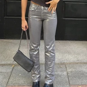 Slutsålda Straight Zara Jeans silver vaxad  - Zara jeans i modellen straight. Går till golvet på mig som är 173cm. Byxorna är i vaxat silver⚡️ HELT oanvända med lapp kvar. Ord pris 599kr