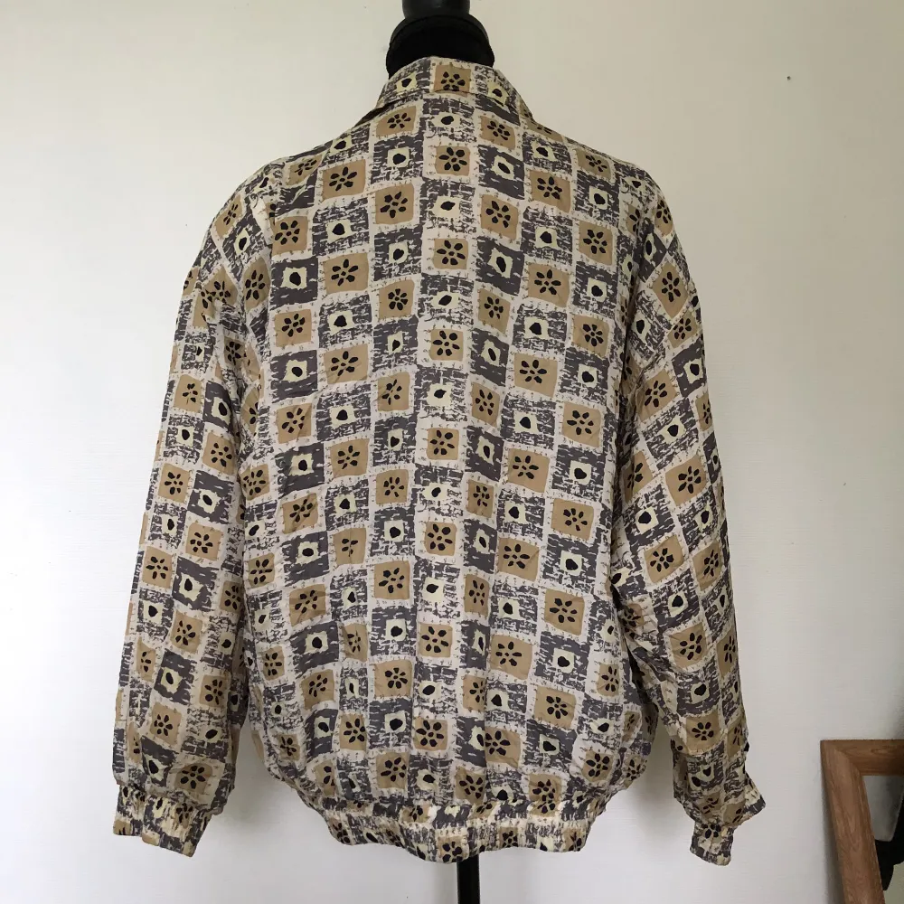 Vintage jacka från 80-talet. 100% silk. Längd ca 64cm. Ärmlängd ca 55cm. Vikt ca 230g. . Tröjor & Koftor.