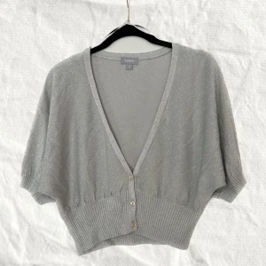 Glittrig kofta - Grå glittrig kofta från Lindex i storlek M!🩶  Inga bilder på!!!! Går bra att trycka på ”köp nu”🩷