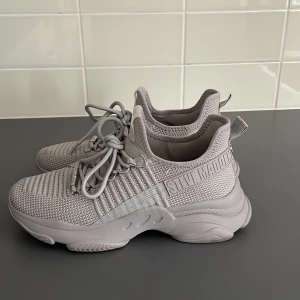 Steve madden träningsskor - Steve madden träningsskor använda endast en helg, säljer då de är för stora för mig. 