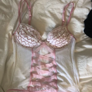 Söt topp - Söt rosa topp! Knappt använd. Skriv för mått och bilder💕