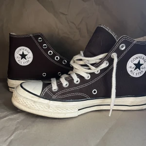 Converse  - Bruna converse. Säljer då dem inte kommer till användning, nästintill nya så bra skick! Passar 40-41