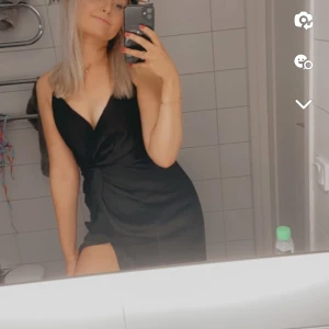 Sidenklänning  - Svart lång sidenklänning med slit. Från NLY TREND. Använd fåtal gånger.