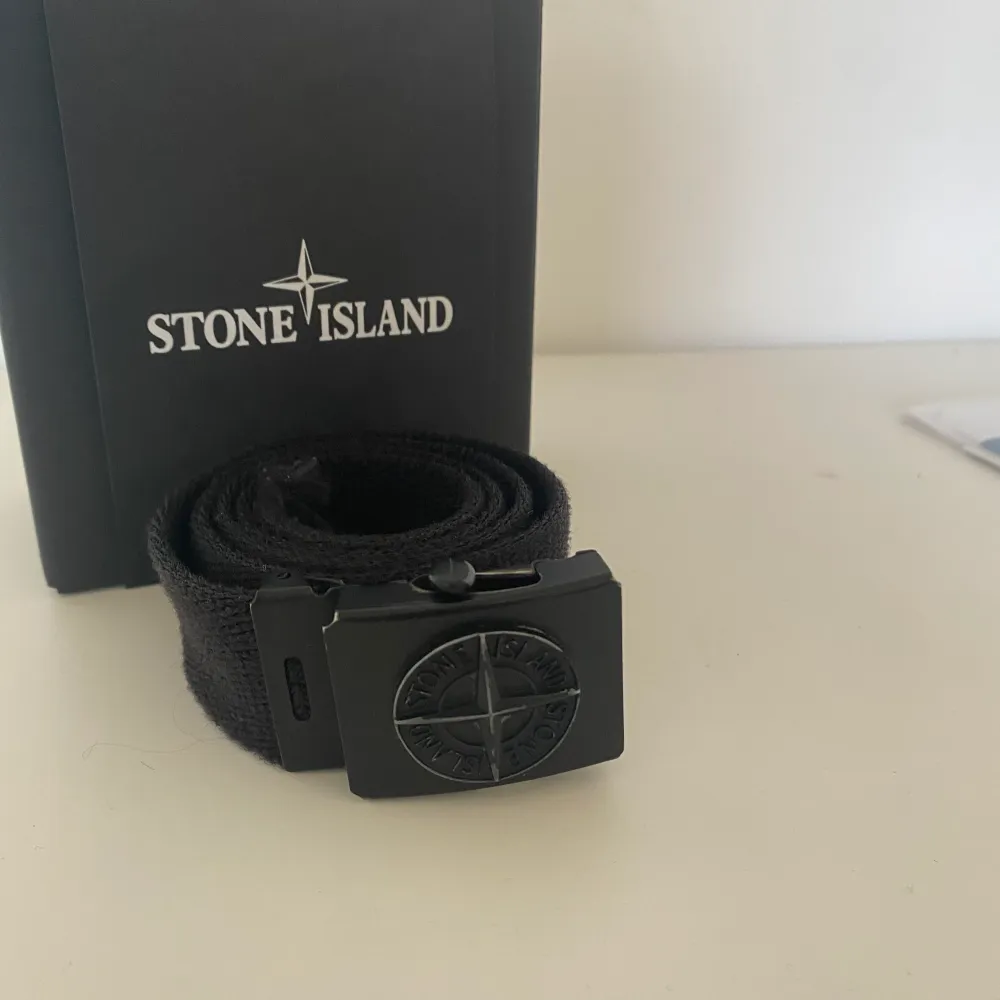 Ett stone island bälte svart i junior modell. Är använt men har kvitto och allt kvar. . Accessoarer.