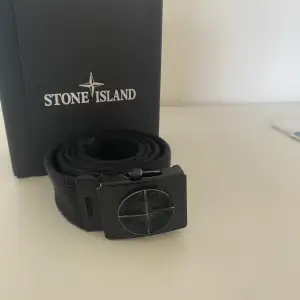 Ett stone island bälte svart i junior modell. Är använt men har kvitto och allt kvar. 