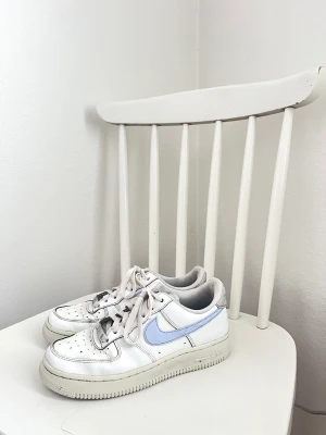 Nike air force 1 - Haft ett år, superfina och sköna. Passar perfekt till hösten. Passar 37/38