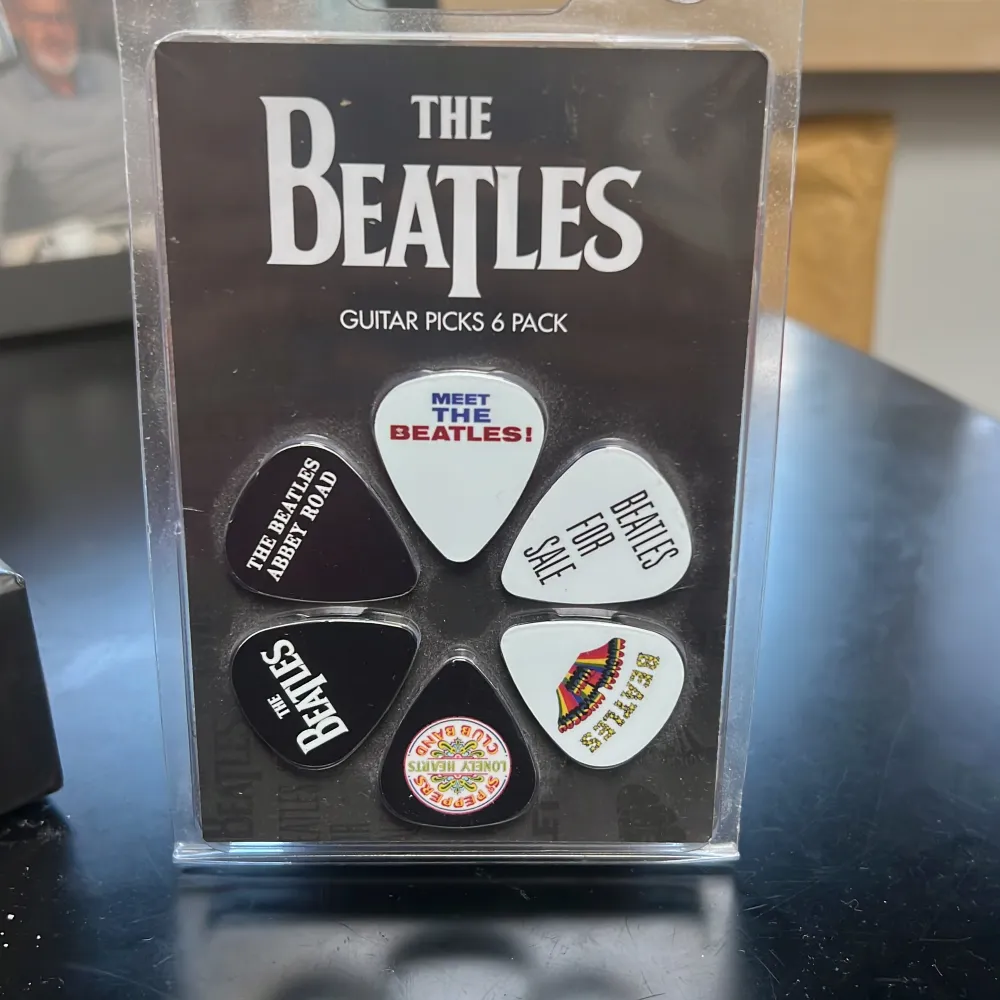 Sex plektrum med The Beatles tema, hur fina som helst men kommer inte till användning :/ . Övrigt.