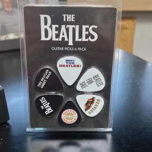 Sex plektrum med The Beatles tema, hur fina som helst men kommer inte till användning :/ 