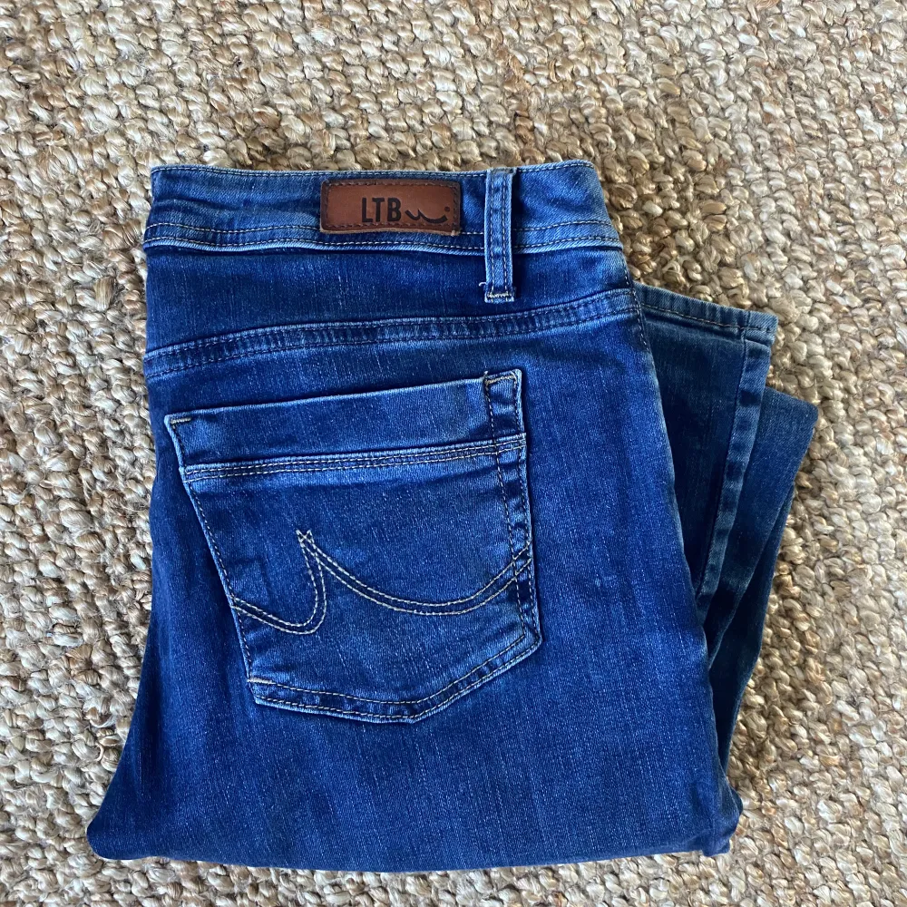 Säljer mina slutsålda Ltb jeans, sparsamt använda. Hör av dig för egna bilder! 💓 passar mig i längden som är 169 (nypris 699:-). Jeans & Byxor.