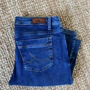 Ltb jeans - Säljer mina slutsålda Ltb jeans, sparsamt använda. Hör av dig för egna bilder! 💓 passar mig i längden som är 169 (nypris 699:-)