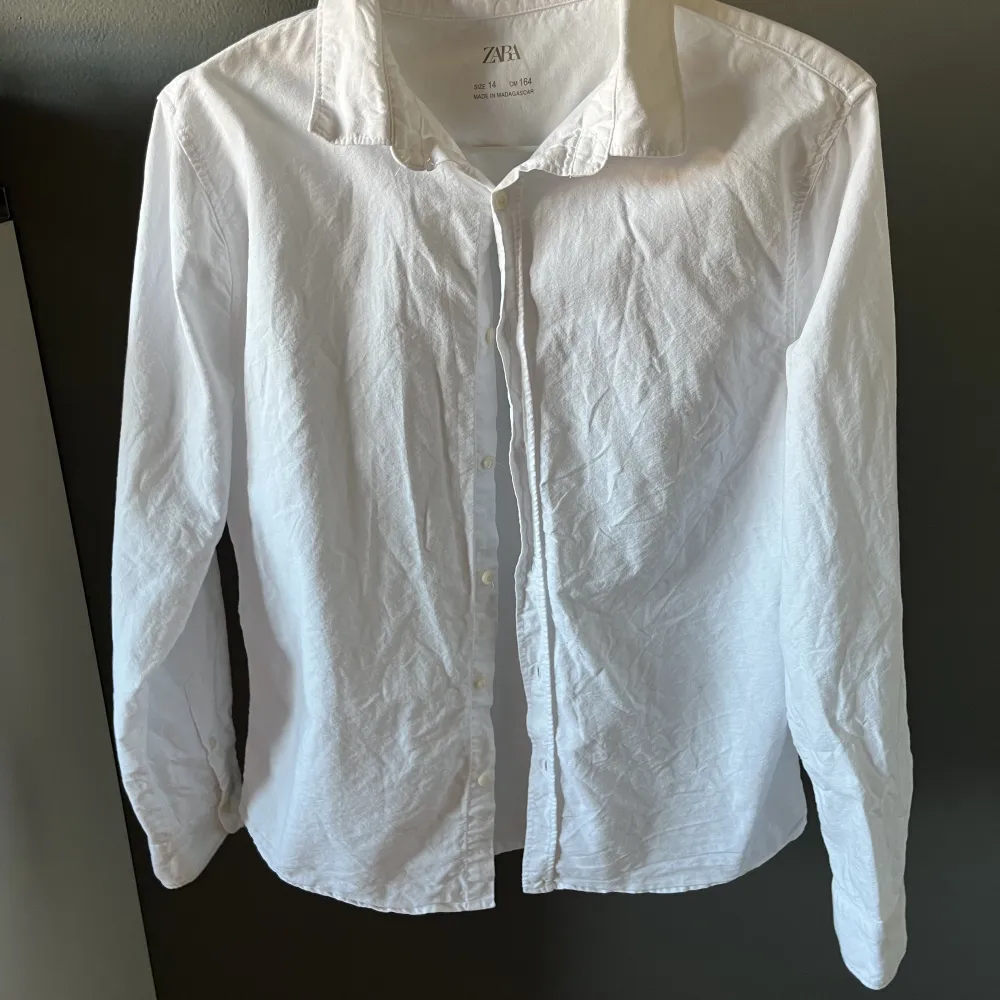 Säljer min vita linne skjorta. Använd i ett år. Skjortor.