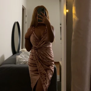 Elegant klänning - Denna väldigt eleganta klänning fick jag i present men gick aldrig till användning.