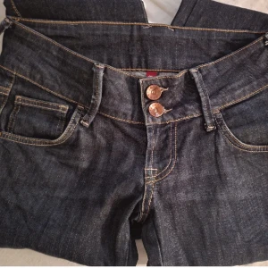 Low rise flaired Jeans 36 - Ginajeans i stl 36. Knapt använda och felfria förutom ett par små skav vid fötterna. Superfina men säljer då de är för stora på mig.