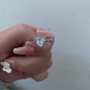 Jätte fin silver ring som tyvärr är för stor för mig. Oanvänd och i bra skick kontakta för mer bilder osv. Kan bara ta betalt via Swish!!!