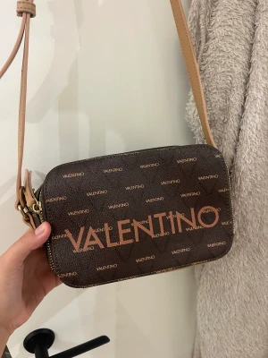 Valentino väska  - Brun Valentino väska i nyskick! Köpare står för ev frakt. 