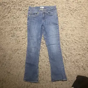 Lågmidjade/Bootcut jeans från ginatricot köpta för 500kr använda kanske 3 gånger så inga defekter
