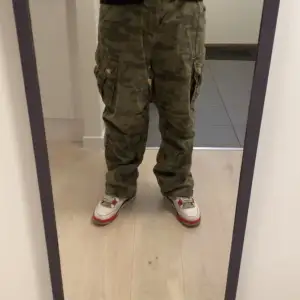 Äkta Vintage Levi’s Silvertab Camo Byxor.   Köpta på Rapsfält i Malmö för runt 1000 kr.   Storlek W34 L30  Fler bilder kan skickas, kan mötas i Lund eller posta på köparens bekostnad. 