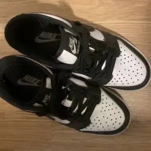 säljer dessa jättefina Nike skorna (KOPIOR) men verkligen jättefina och ser inte alls ut som kopior. Säljer då dem inte kommer till användning eftersom det inte är min stil. Storlek 37, men laddar även mig som jag 38. Hör av er vid intresse💗