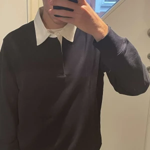 Polo shirt  - Schysst polo shirt/ rugby shirt i bra skick från mango. Säljes då den ej kommer till användning. 