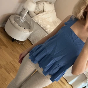 Blå topp - Super söt topp som aldrig är använd med prislappen på! 