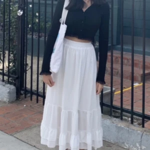 Vit volangkjol långkjol - Använt fåtal gånger :) man kan ha på sig den high waist eller low waist