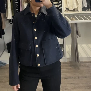 Jacka - Superfin jacka från zara i storlek S med guld detaljer, använd endast fåtal gånger så i bra skick! Buda från 250 exklusive frakt ❤️‍🔥