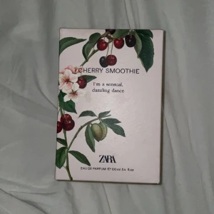 Zara parfym - Säljer min zara parfym jag fick i födelsedagspresent, den har bara andvänts till två sprut och inget mer. Säljer pga att det var fel doft. Doften är i ”cherry smoothie” och skulle säga att man känner en stark doft av körsbär men också lite doft av vanilj.