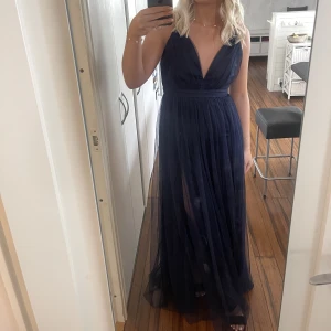 Balklänning - Jättefin långklänning jag använt 1 gång på min bal💙💙Jag är 170 kan ha klackar med den