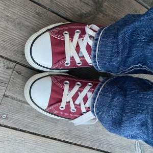 Röda Converse  - Säljer mina vinröda Converse pga de aldrig kommer till användning. Passar mig som jag str 37. I fint skick⭐️