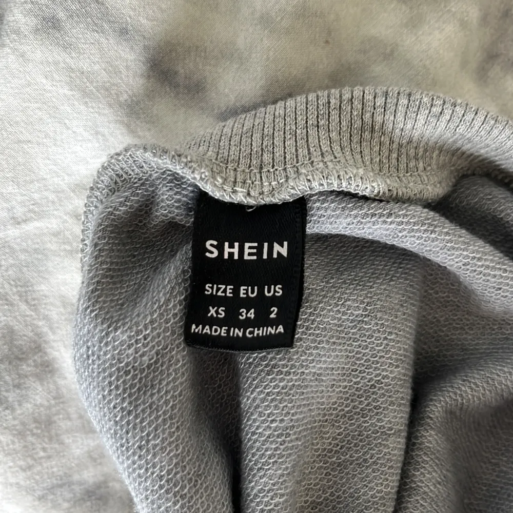 En grå tröja med texten LOS ANGELES NYC. Använd några gånger.. Tröjor & Koftor.