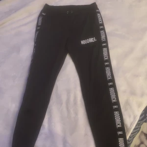 Hoodrich byxor  - I ny skick sonen har endast använt vid enstaka tillfälle då dom är lite stora på honom