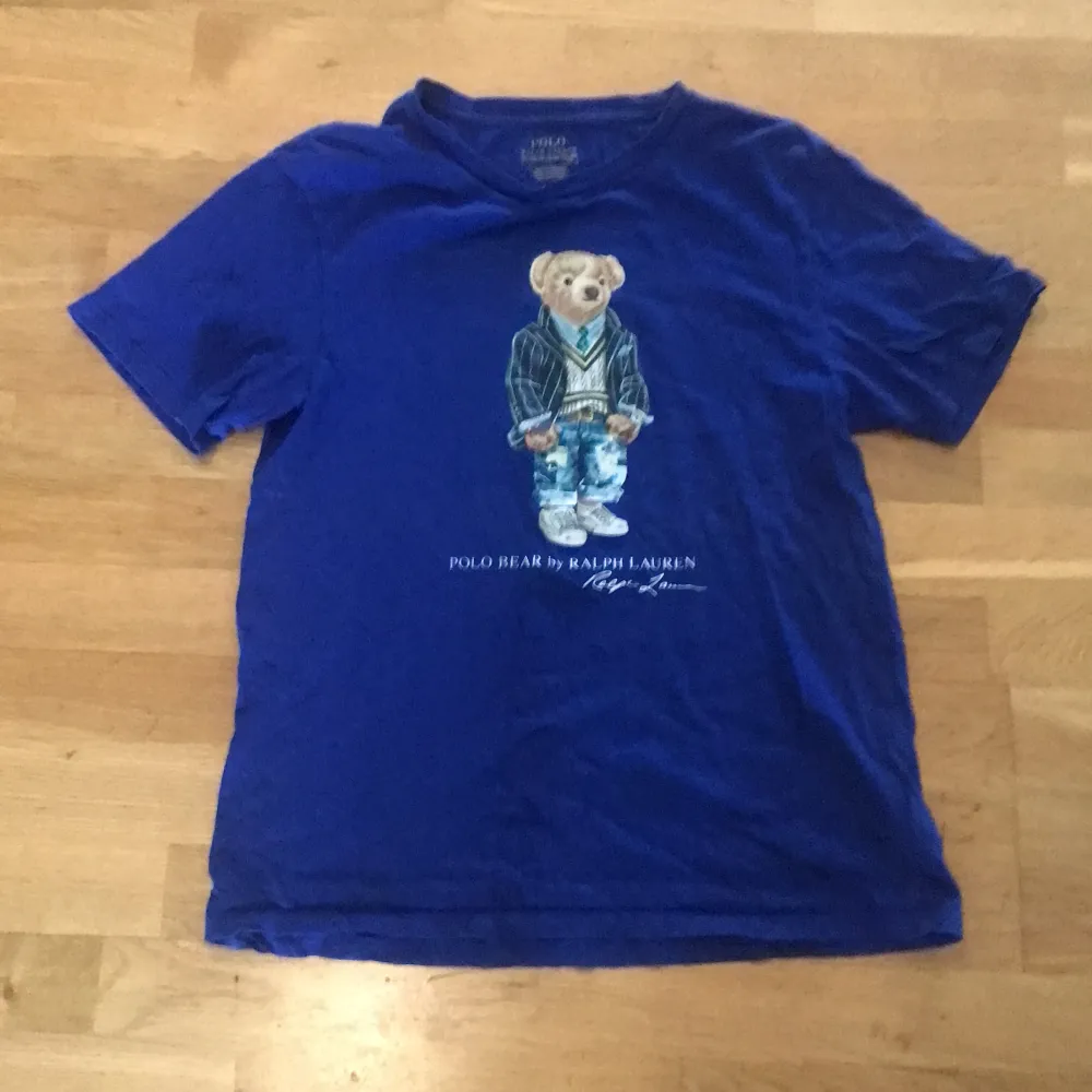 Blå t-shirt polo bear by RALPH LAUREN. Säljes i befintligt skick. Priset kan diskuteras.. T-shirts.