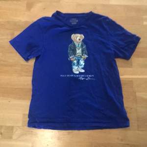 Blå t-shirt polo bear by RALPH LAUREN. Säljes i befintligt skick. Priset kan diskuteras.
