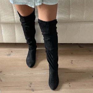 Overknee stövlar i mockaimitation - Skorna saknar snören, men brukar använda dem utan. Det går smidigt att sätta i nya om man vill. Vanligtvis har jag 39/40 i skor och de passar mig också.