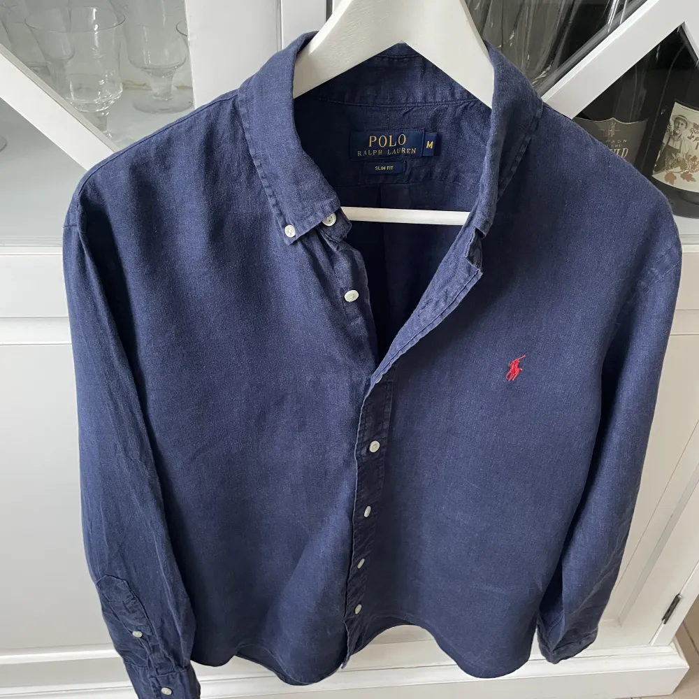 Säljer denna Ralph Lauren linneskjorta i storleken M. Tröjan är liten i storleken och sitter därmed som S. Annars är tröjan i ett väldigt bra skick. Tveka inte att höra av dig vid minsta fundering! 😃. Skjortor.
