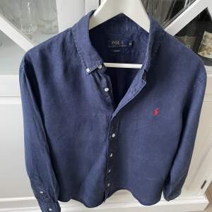 Säljer denna Ralph Lauren linneskjorta i storleken M. Tröjan är liten i storleken och sitter därmed som S. Annars är tröjan i ett väldigt bra skick. Tveka inte att höra av dig vid minsta fundering! 😃