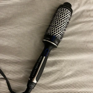 Rundboste  - En rundborste från björn axen som jag köpte för några månader sedan men som tyvärr inte kommer till användning😊nypris är ca 500