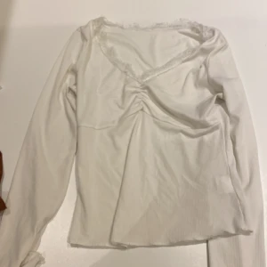 Tröja - En vit vanlig tröja i bra skick. Skriv för fler frågor🫶🏼