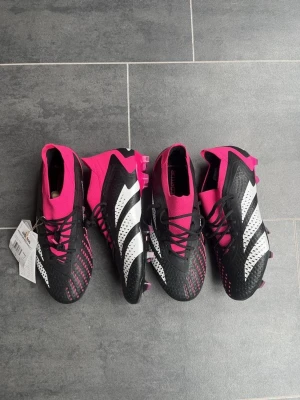 Adidas predator Accuracy .1 FG - Helt nya fotbollsskor. Om man vill ha båda fotbollsskorna kan priset för de diskuteras.