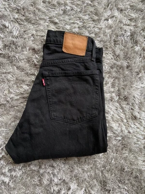 Levis jeans 501 - Säljer mina svarta 501 Levis i storlek w26 L28,  fint skick. 