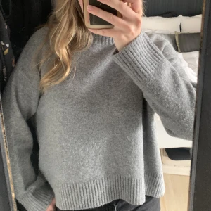 Stickad tröja  - Stickad tröja från uniqlo💓 endast använd en gång, så superbra skick! Skriv vid fler frågor🙌
